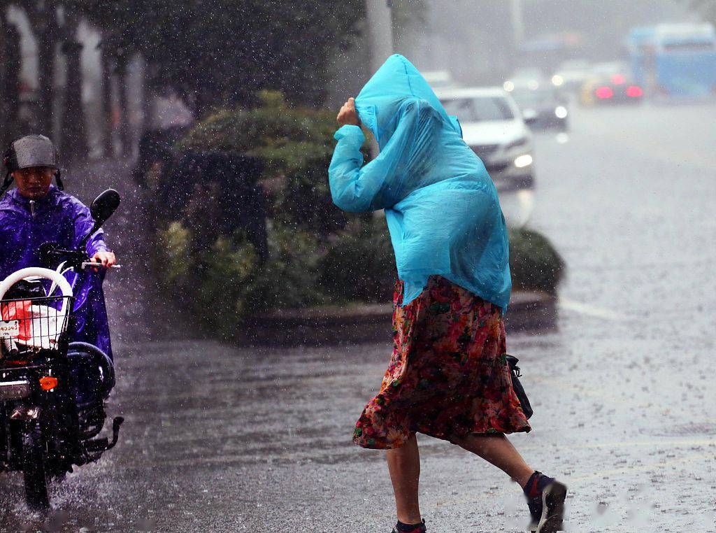 台风美莎克来袭 南京暴雨倾盆送清凉