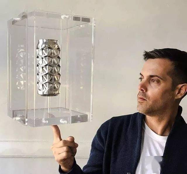 2毛钱的易拉罐被他随手一捏竟然卖到了上万块