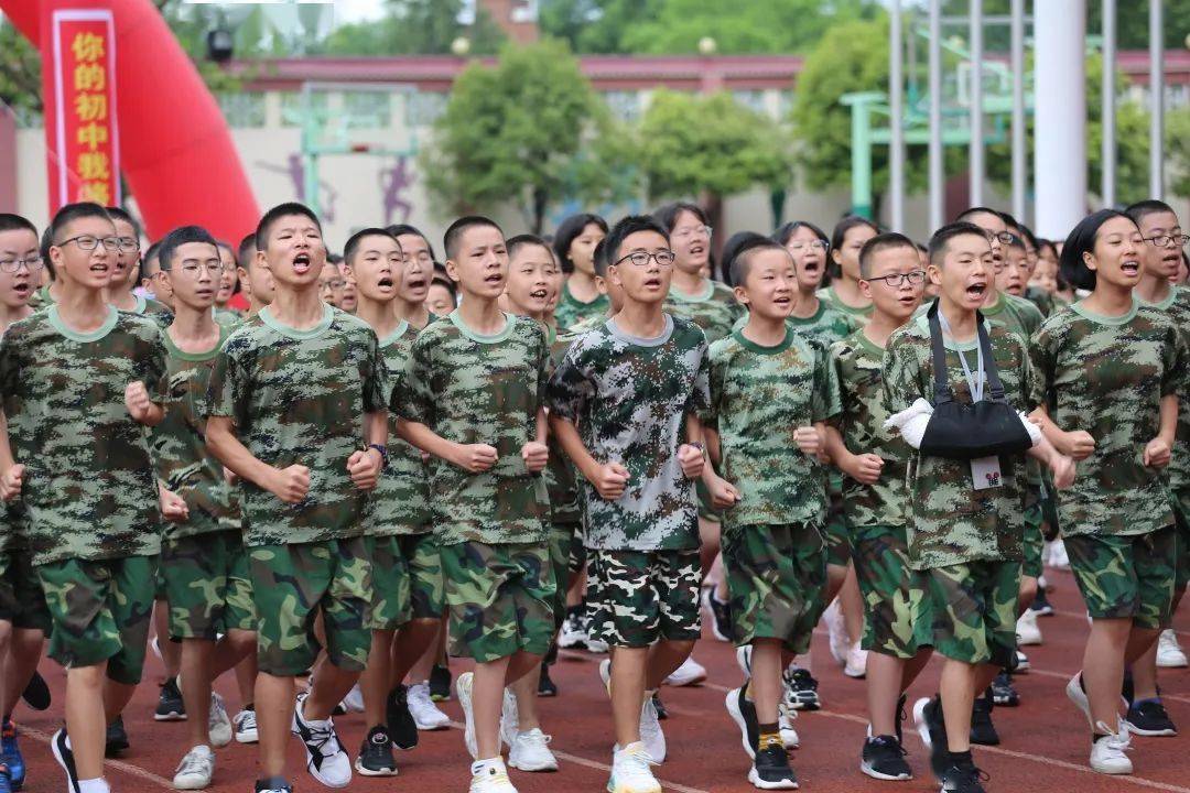 眼里有光心中有梦泸二外2023届新生军训总结大会