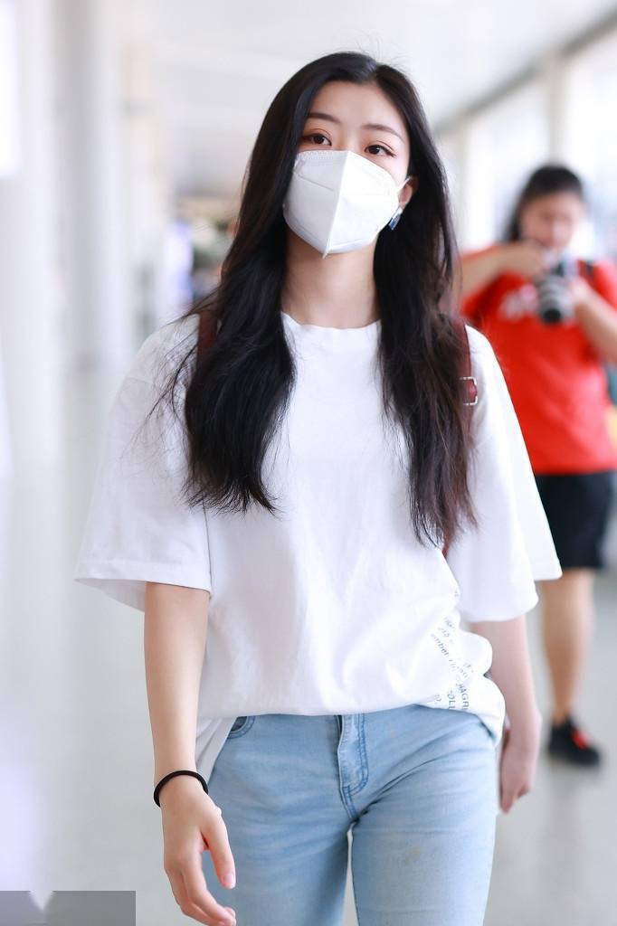 王承渲穿白色t恤清新可人02笑眼弯弯宛如邻家小妹妹