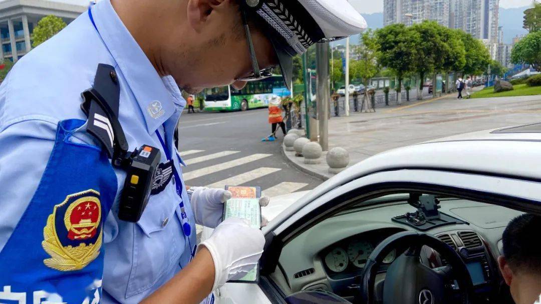 宜宾烈日下的一线交警汗水诠释责任只为了交通不中暑