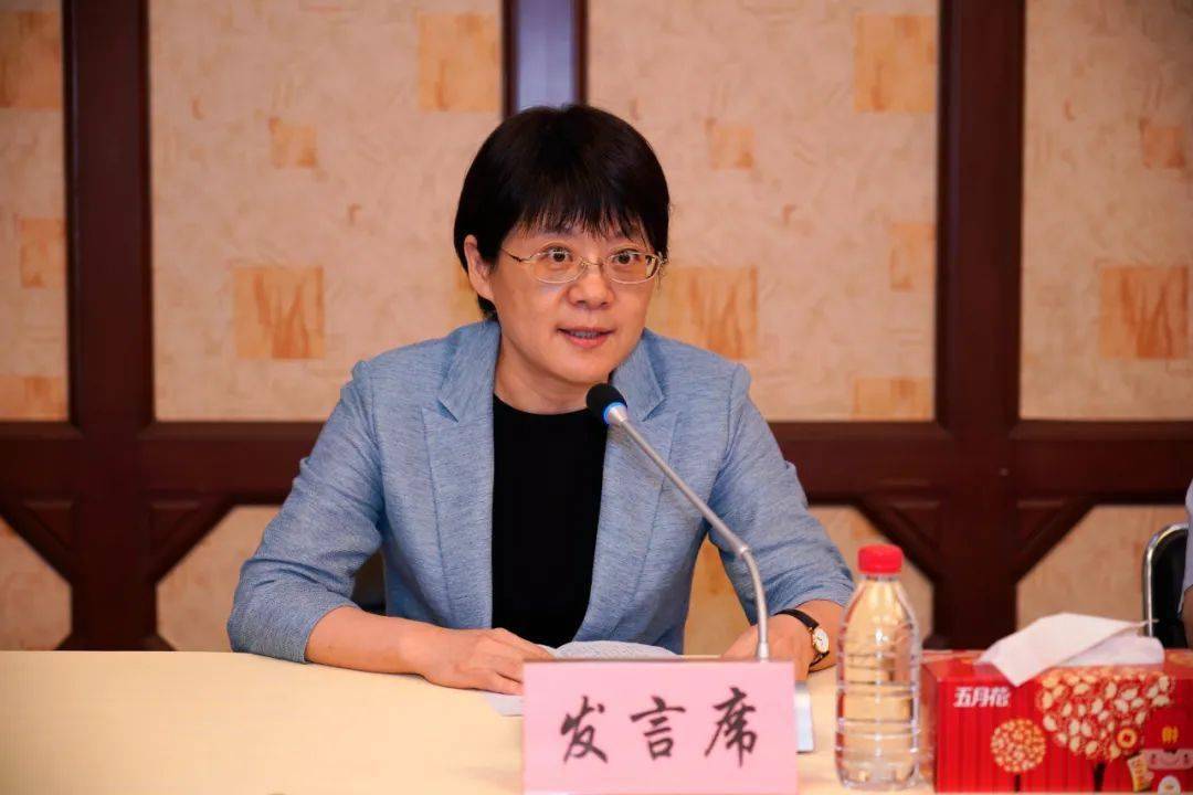 会议由胡佩艳主持.于诚灵宣读市委有关干部任职决定,张鸣任