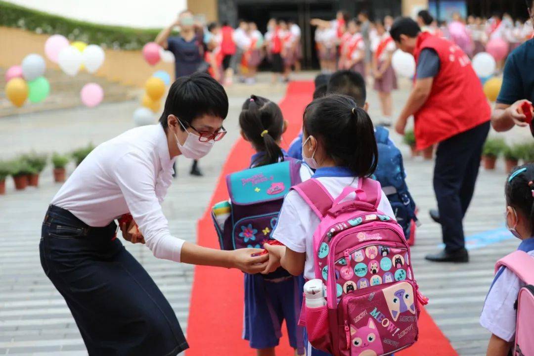 新师进校 来自搜狐网