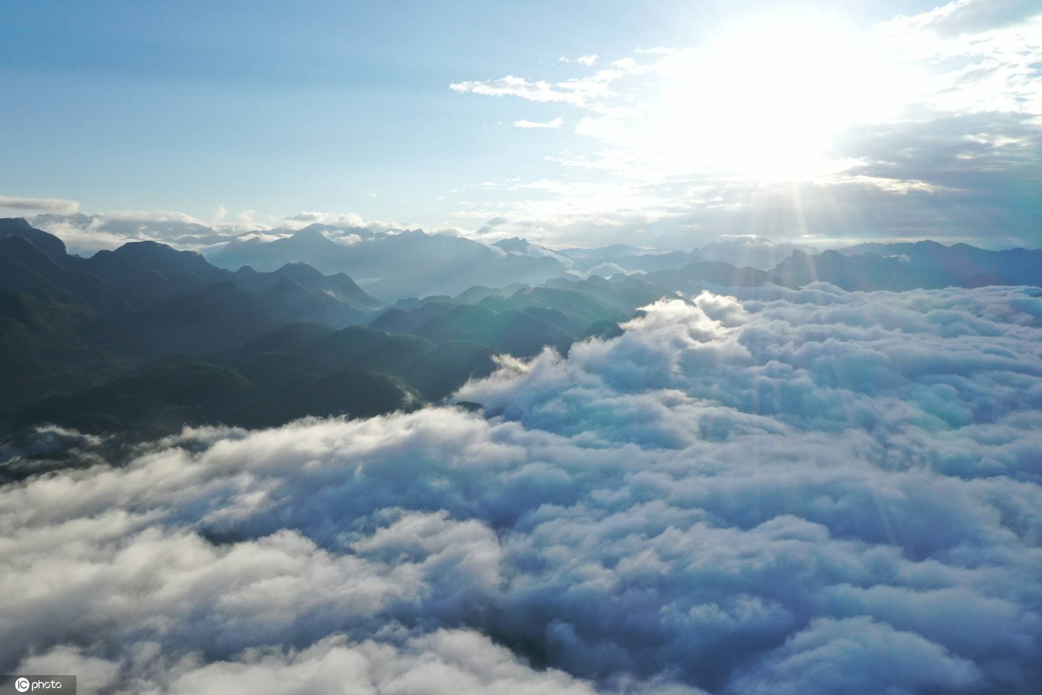 重庆巫山:雨后山间云雾缭绕风景美不胜收