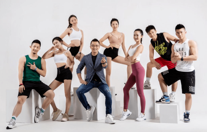 今晚7点半,草莓姿势训练营开营live炸裂来袭!