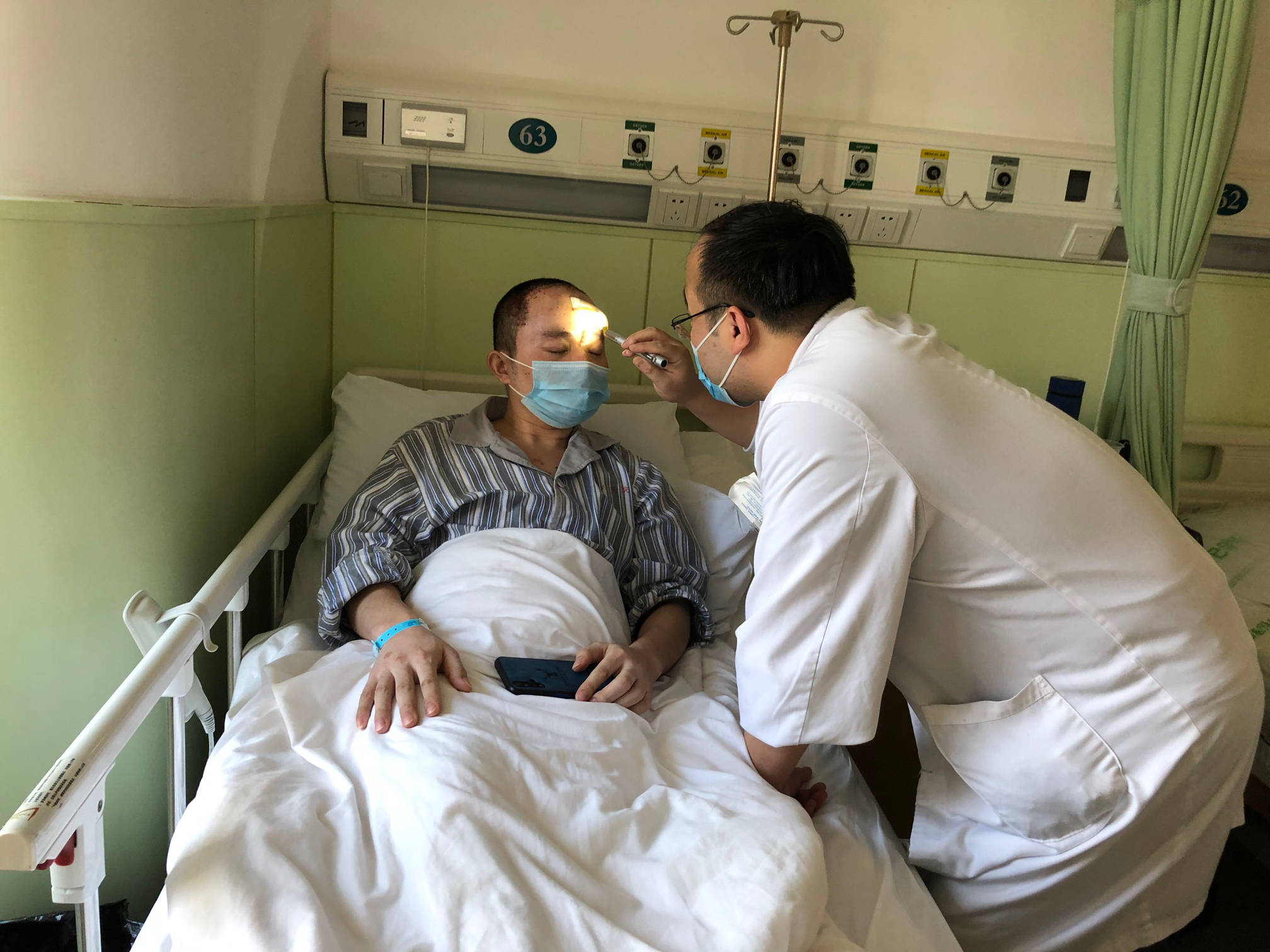 砂轮机炸裂残片直插工人颅内,老板:说不清,非工作时间出事_沈杰