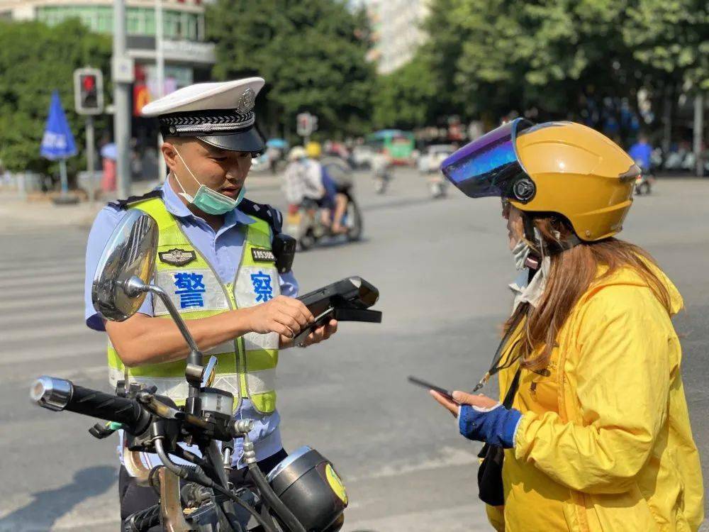 在民警的引導下,外賣騎手來到安全停靠區域,配合交警進行了駕駛證