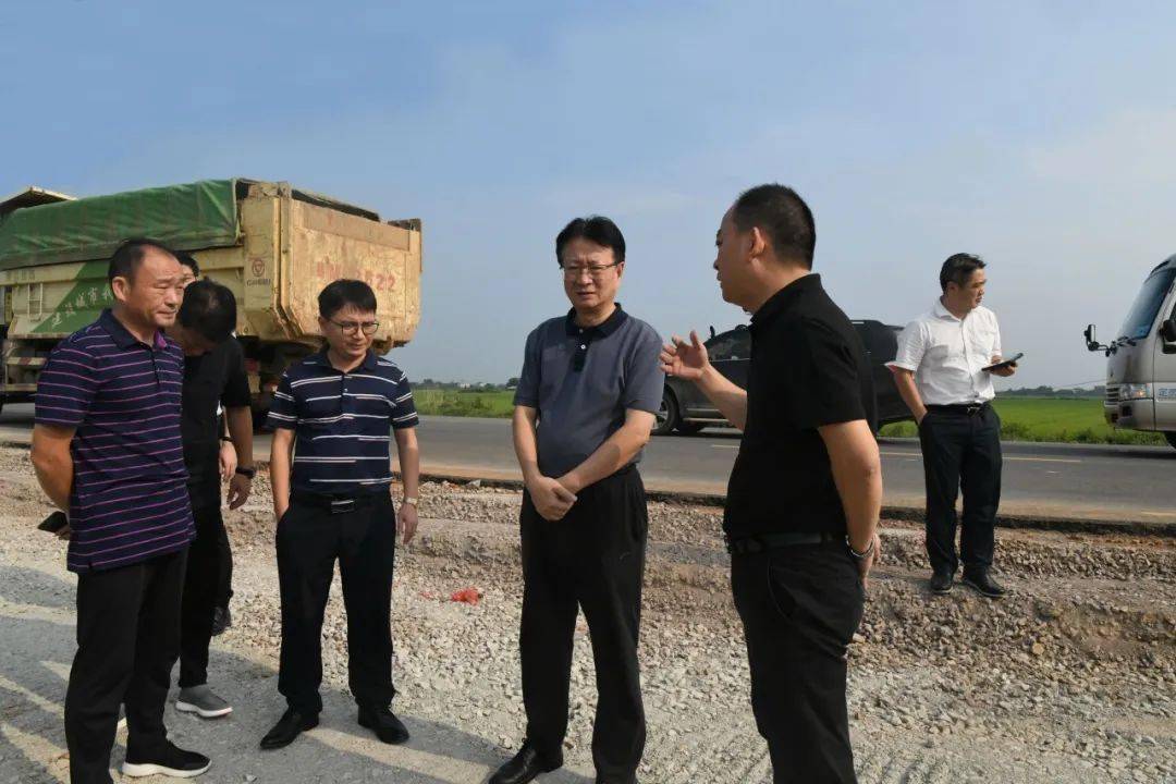 黄俊调研公路建设及沿线环境整治情况