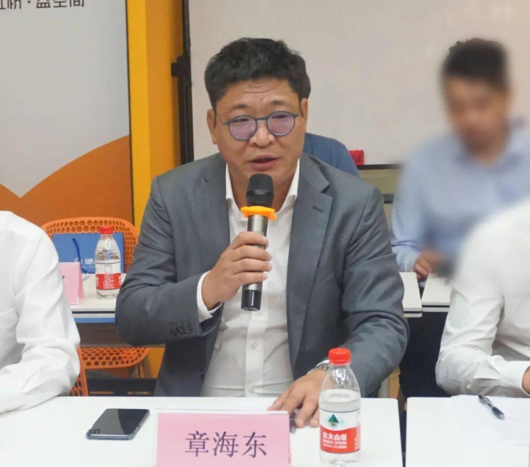 行长周向军,公司部总经理刘鹏,闵行支行行长陆丽莉,商会副会长章海东