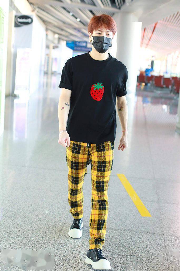 你的可爱男孩已上线!王嘉尔身穿小草莓t恤搭格纹裤又帅又萌