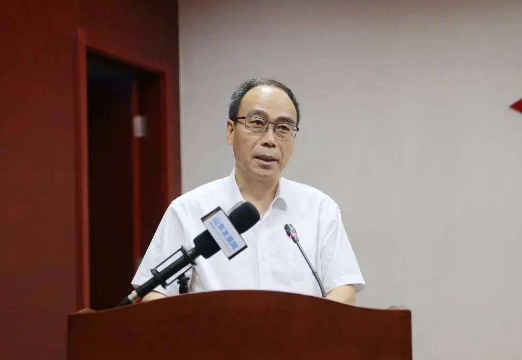 高月波在致辞中介绍了日照市2020年经济社会发展概况.