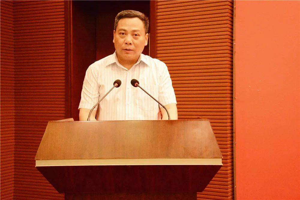 市委副书记钱文辉代表市委,市政府向20年来奋战在慈善工作岗位上的