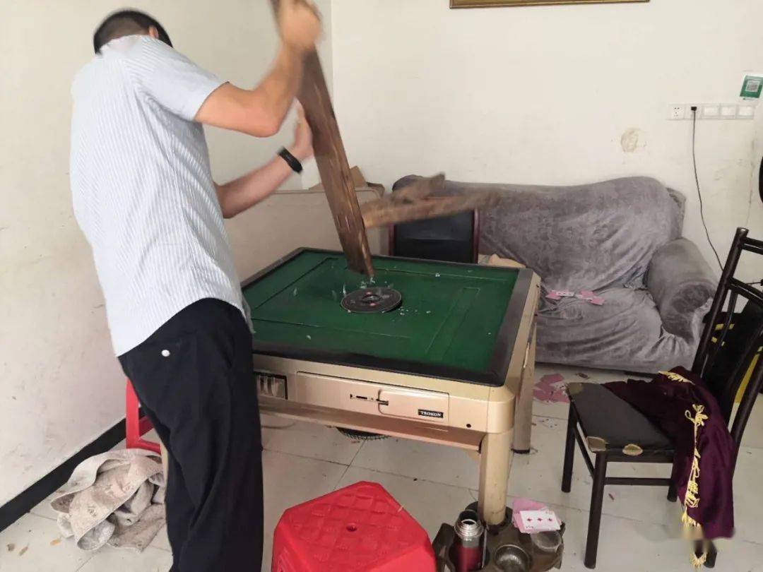 都昌城北春天有人聚众赌博民警当场查获并销毁麻将机