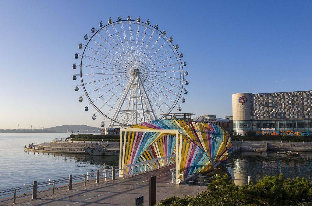 山东青岛唐岛湾畔彩虹桥秋景惹人醉