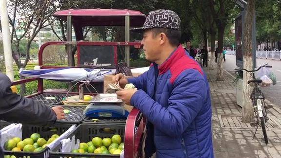 帽子哥搞笑卖蜜橘他人随和口才好一会卖一筐