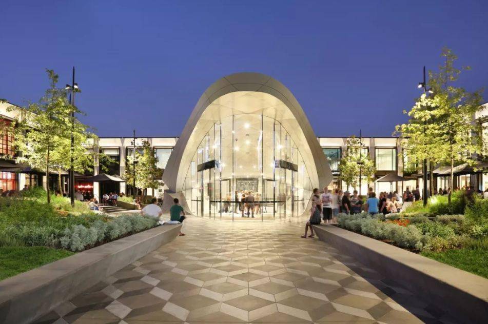 为了突出购物中心主出入口,设计团队特意将其打造成顶部有起伏的玻璃