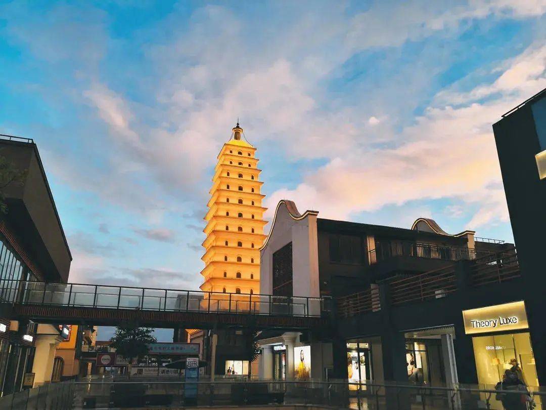 王府井奥莱滇池小镇1周年庆狂欢莱袭!明早10点抢50团100现金券!_昆明