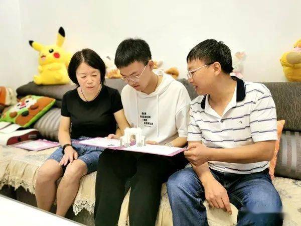 点赞昭通学子邱子涵点滴积累用试卷和书本铺出未来