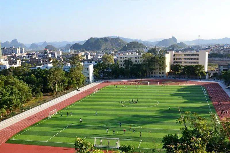 图为钟山中学崭新的田径运动场.