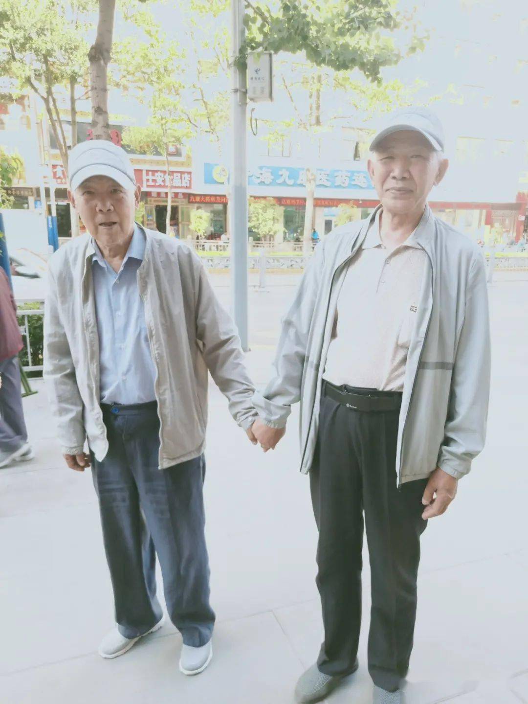 西宁街头八旬老哥俩手牵手._老人