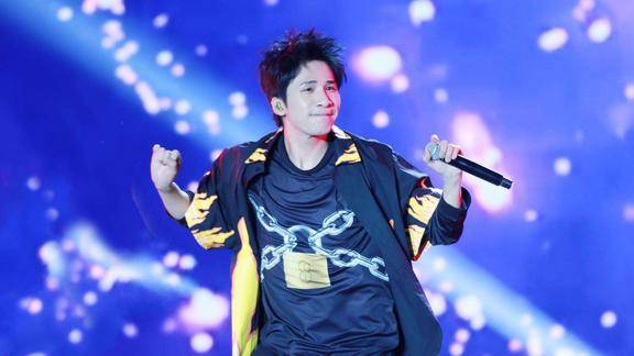 大张伟吴青峰世纪合体,现场清唱静止,正经起来的大张伟有点迷人