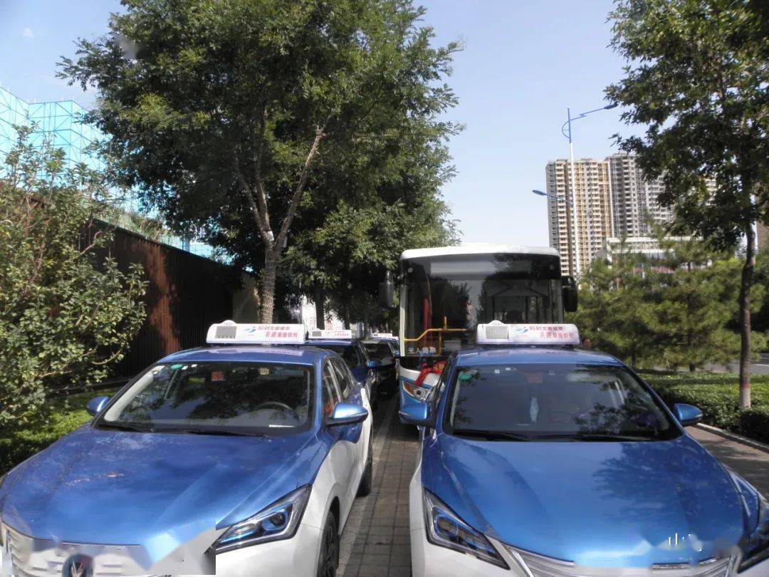 为忻州城区一线的公交车司机出租车司机捐赠了1000余件爱心衬衣