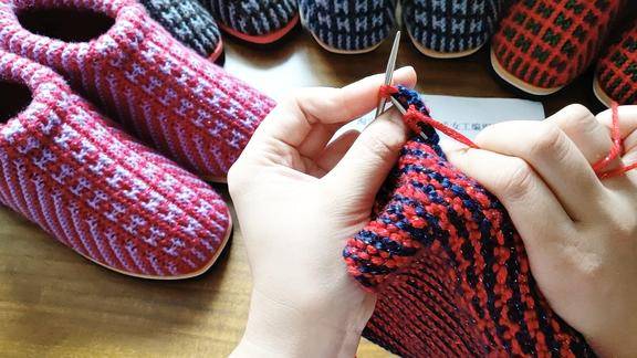 第十一集工字花棉鞋侧面收针每个颜色反面最后两针并一针