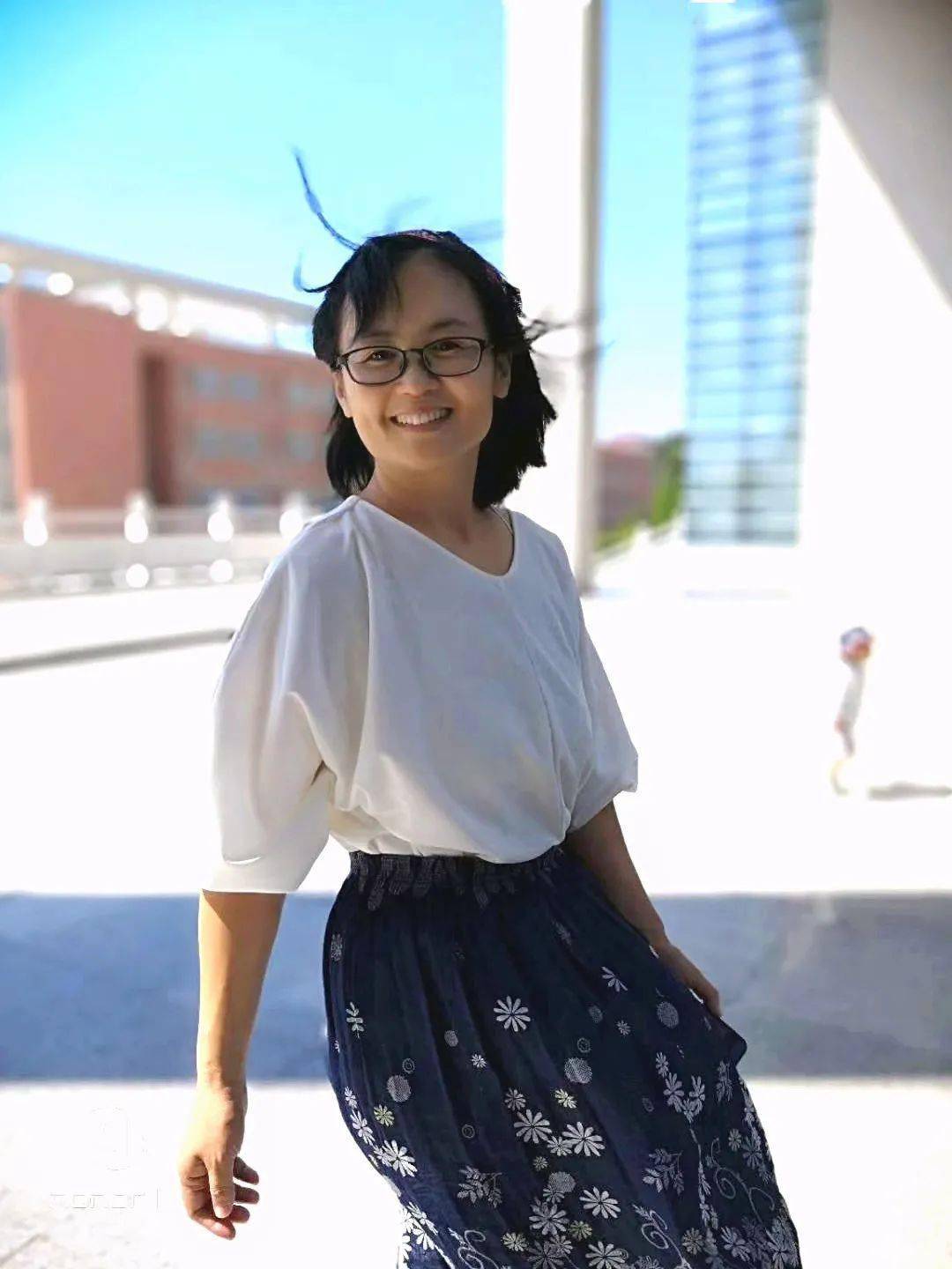 1998年7月,崔玉双通过层层考试,以优异的成绩被沂源一中录用.