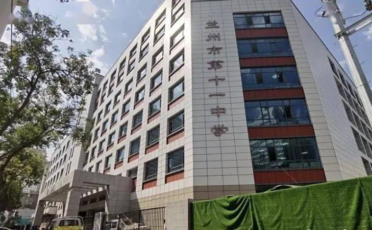 9月4日,站在平凉路兰州十一中新操场上,看着"拔地而起"的崭新教学楼