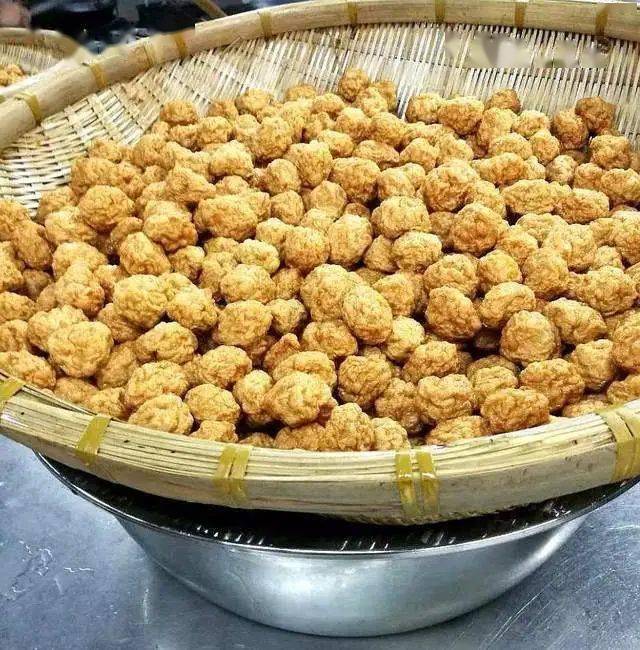 淡水酥丸当时客家人就有爱吃黄金酥丸的习俗,还发生过用酥丸对下联