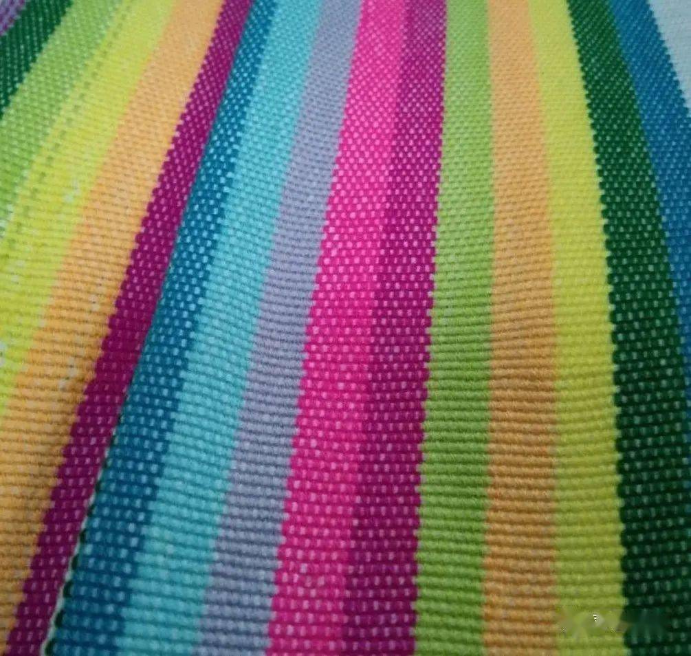 野生棉麻编制的独龙毯现在"独龙毯"纺织手艺也有了很高的提升,已由