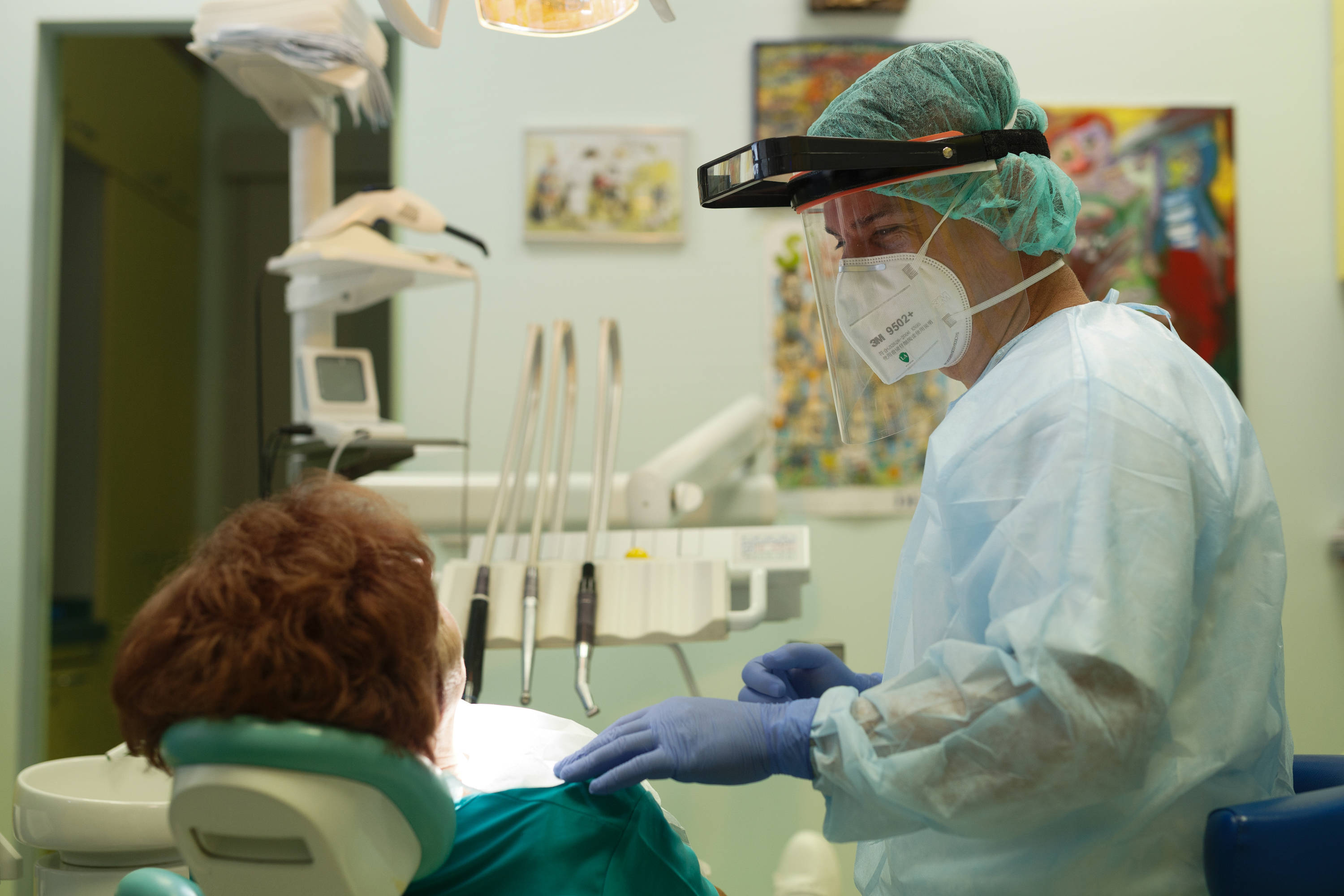 斯洛文尼亚卢布尔雅那社区卫生中心牙科门诊的医生佩戴防护装备工作