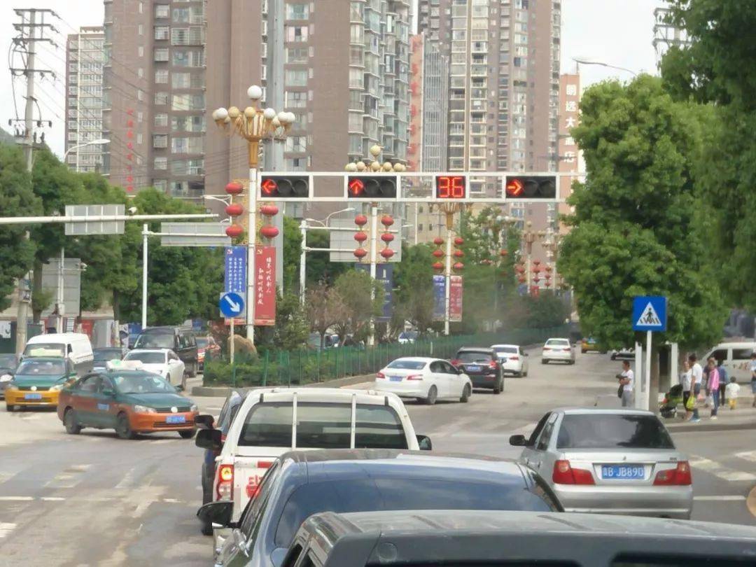 千万别闯六枝这些路口右转有红灯