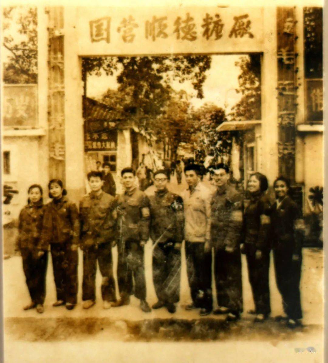 岑凤群结婚证1962年黄显权 卢燕结婚证20世纪50至60年代绸地广绣花卉