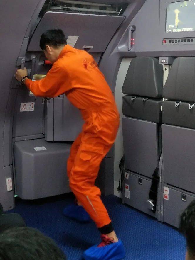 浙江长龙航空空少王鹏钦既然决定要旅行就别怕风雨兼程