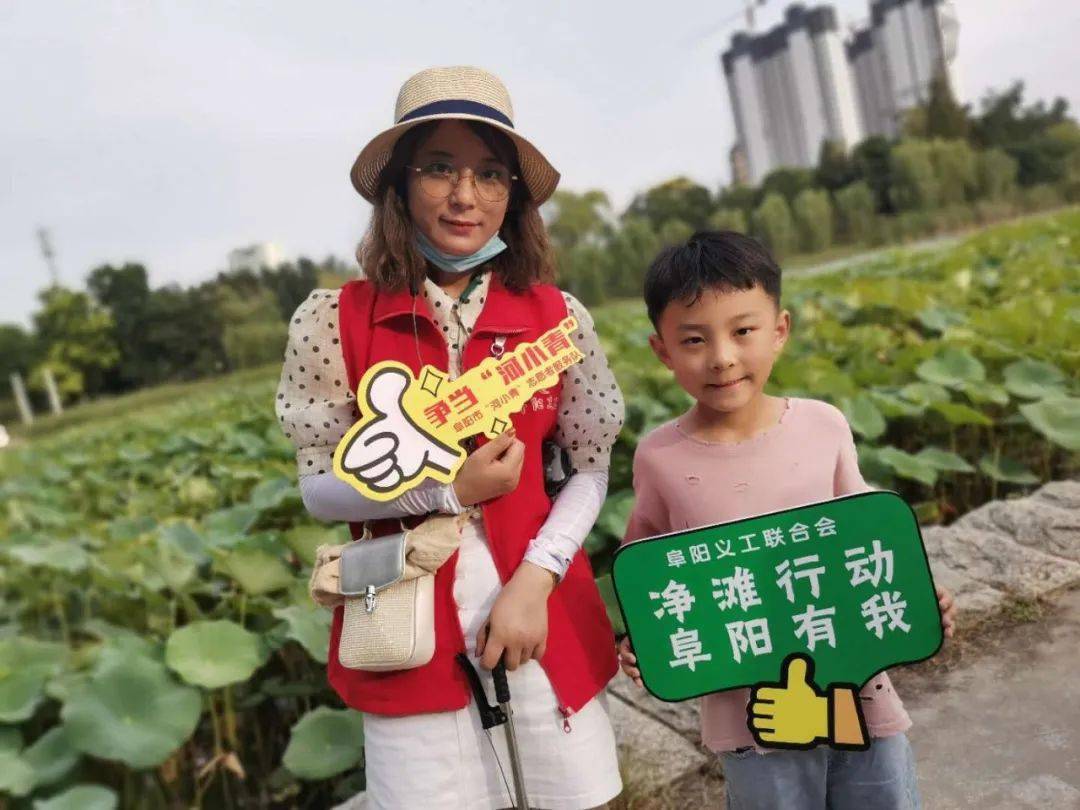 0201下午三点,小小志愿者们就和家长早早来到文峰公园北侧广场集合.