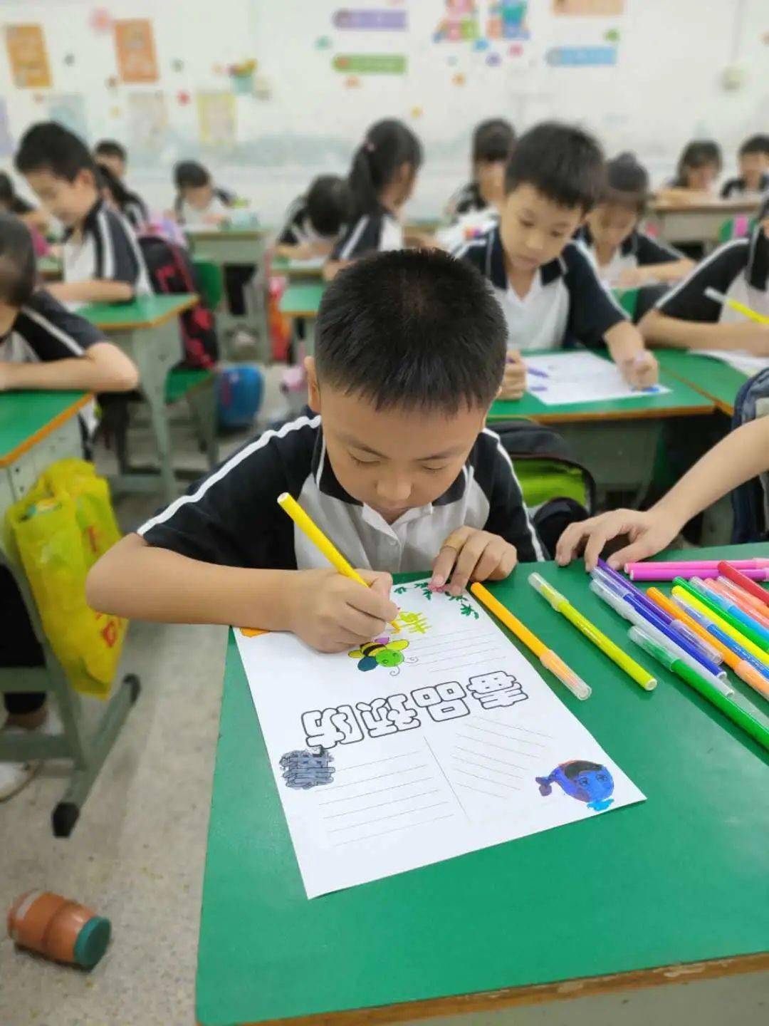 瞧,孩子們用生動形象的圖畫,充滿警示作用的文字.