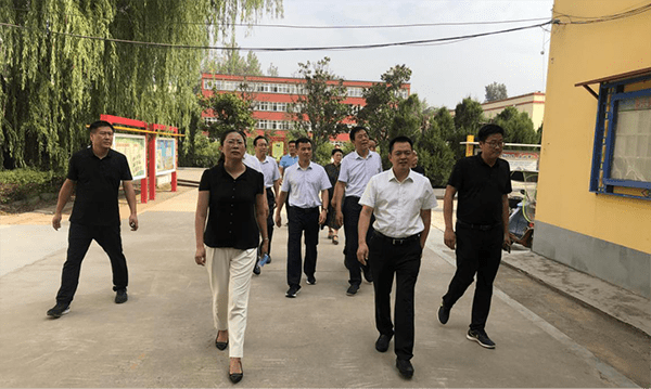 遂平县和兴镇县四大班子领导到和兴镇学校看望慰问教师