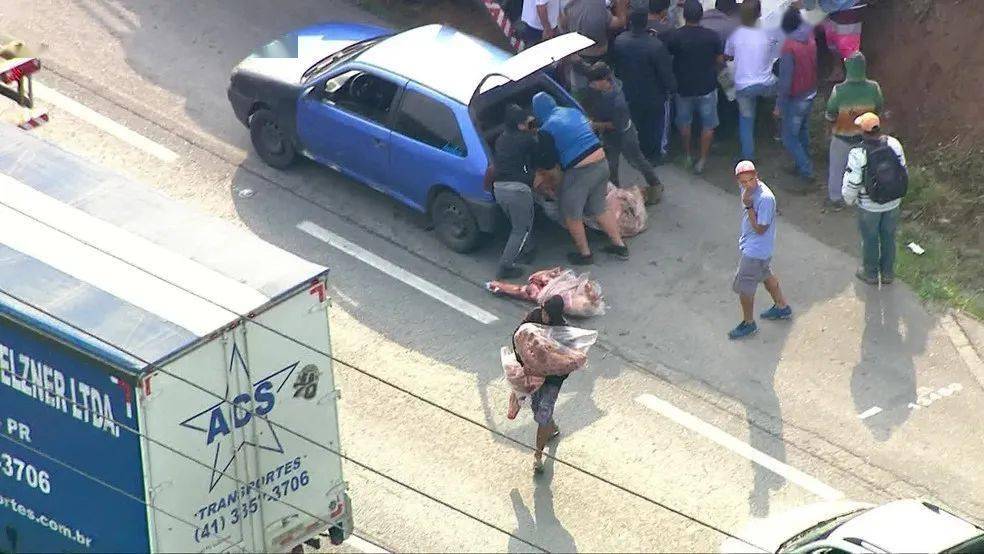 圣保罗一运肉货车发生事故导致翻车遭附近民众洗劫一空