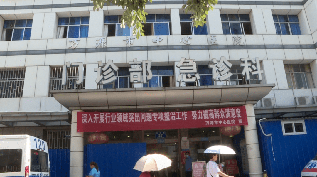 7月中旬,市中心医院门诊部中医科主任医师郑联喜拾取到一个布袋,内装