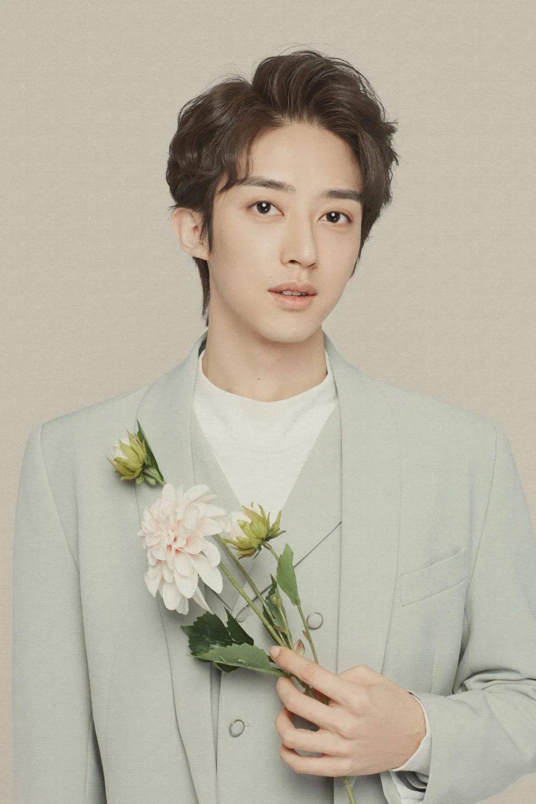 曾参演多部人气影视剧,如《穿越火线》(饰 高博松),《沙海》(饰 汪灿)