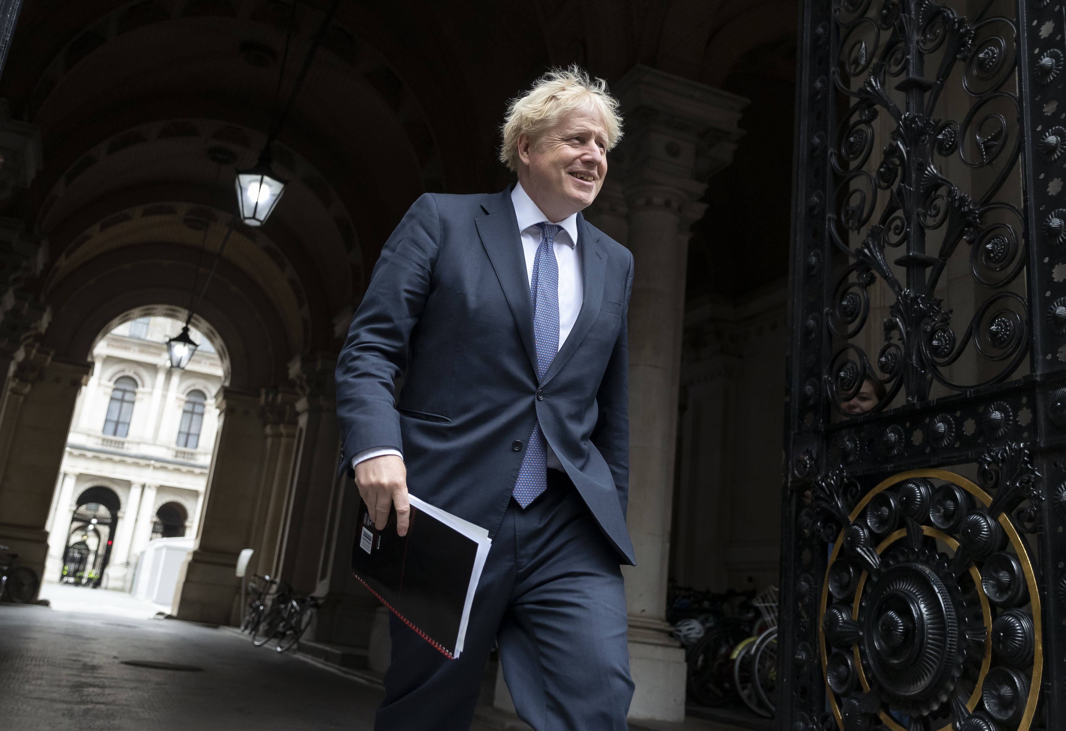 9月8日,在英国伦敦,英国首相鲍里斯·约翰逊从外交部返回首相府.