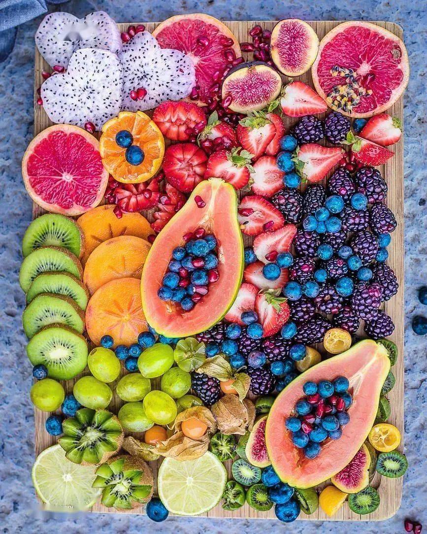 创意五彩斑斓的水果拼盘先吃哪一个好呢