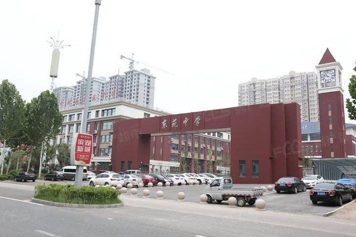 滨湖新城北侧紧邻滨河实验学校,东侧紧邻东苑中学等,建设路以北的片区
