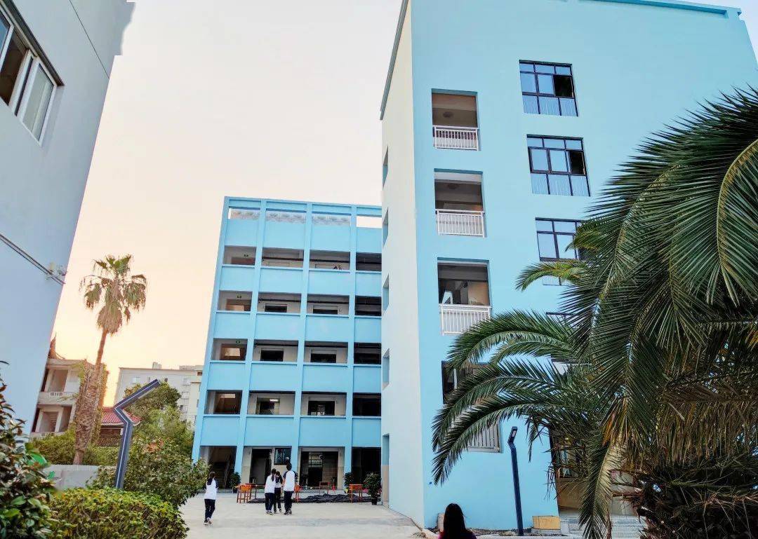 柳市镇第六中学教学楼拆扩建工程位于象阳社区荷盛村,项目总投资预计