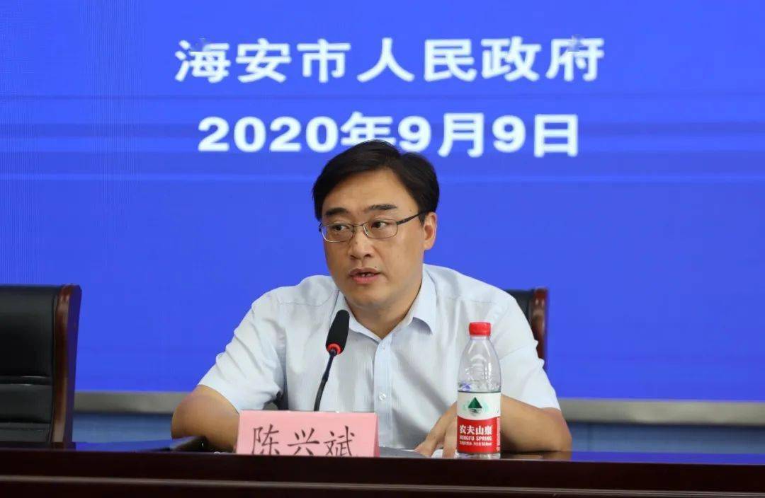 在新闻发布会上,海安市人民政府副市长彭晓红发表了讲话.