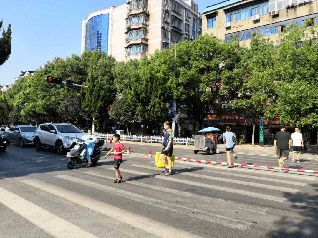 鄂州首批"请求式行人过街"信号灯系统亮相街头