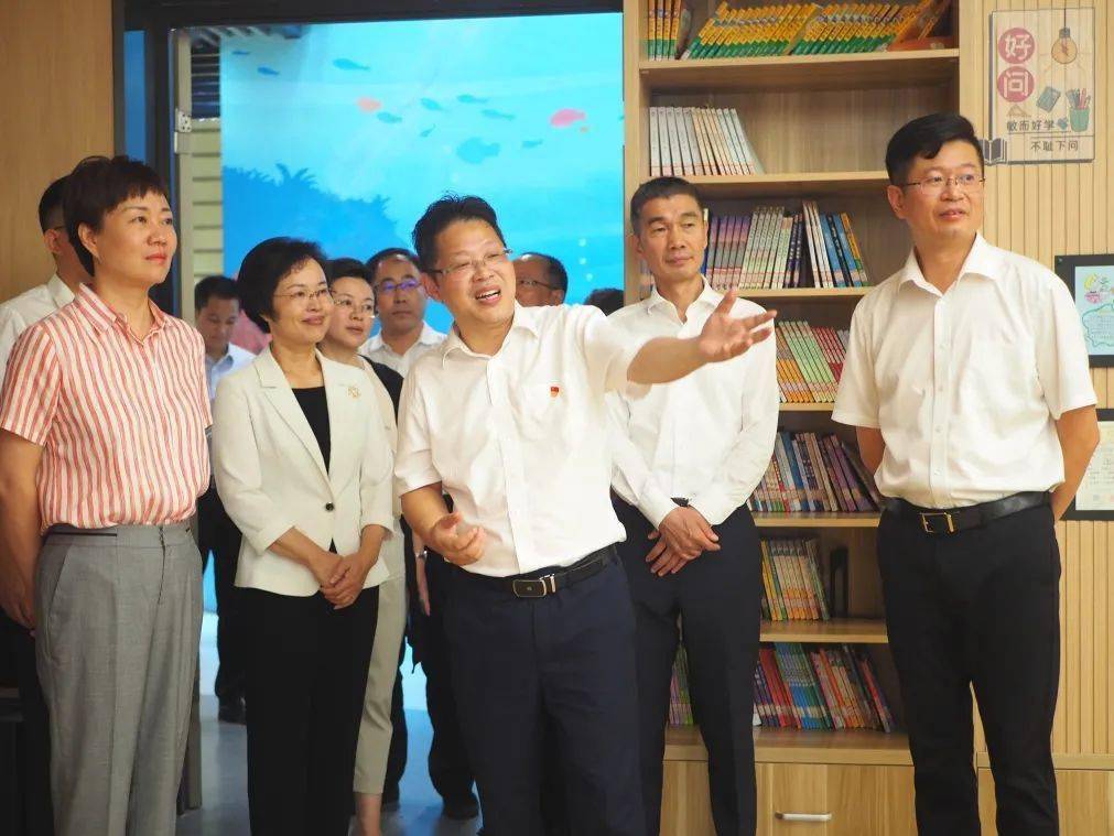 9月9日,在第36个教师节来临之际,杭州市委副书记佟桂莉,副市长陈国妹