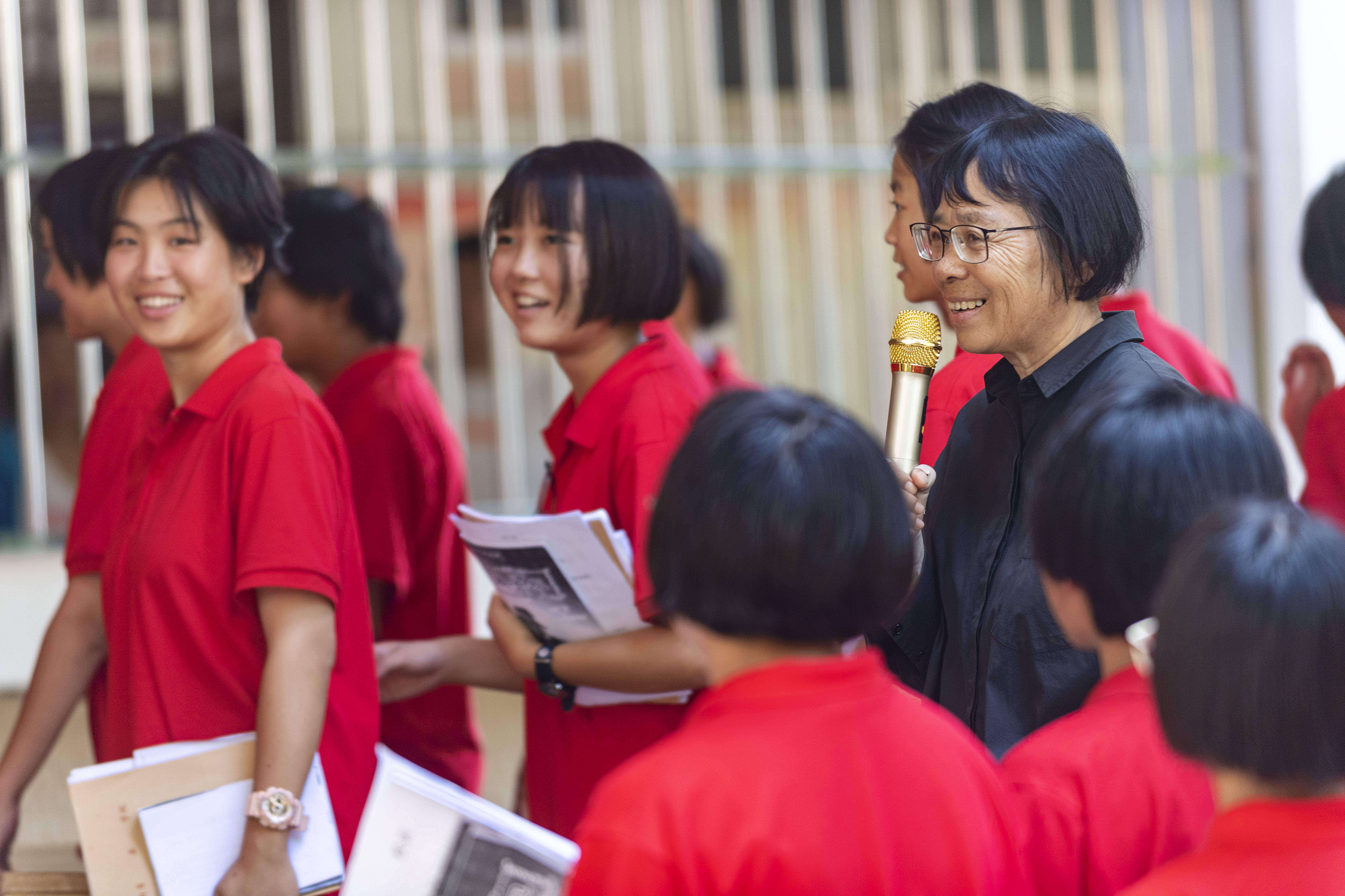 张桂梅和学生们在一起(9月5日摄.