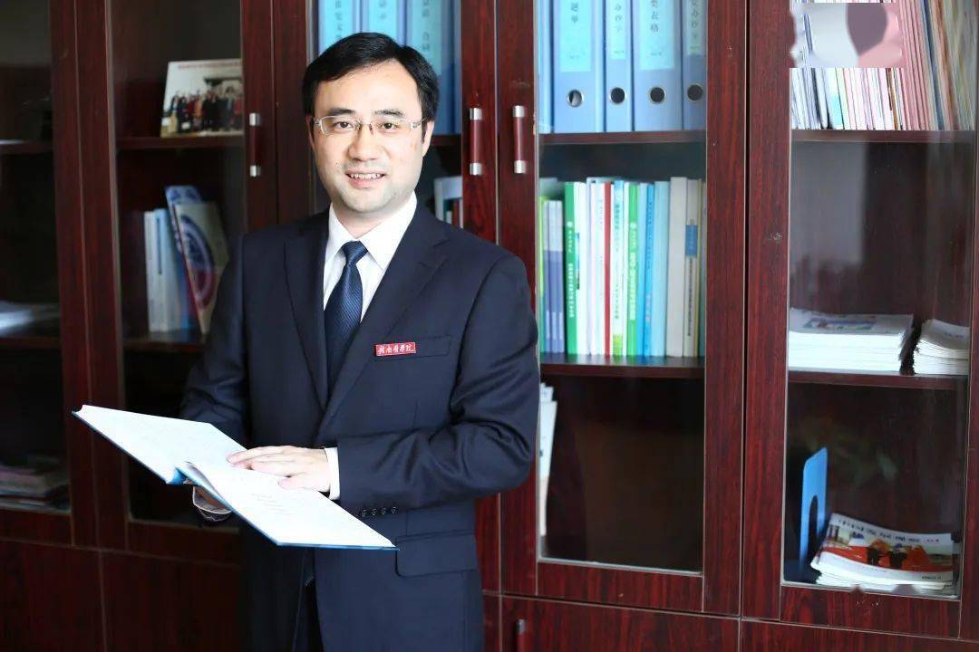 基层调研"抓活鱼"……一段时间以来,轻伤不下火线,带病坚守一线是刘潜